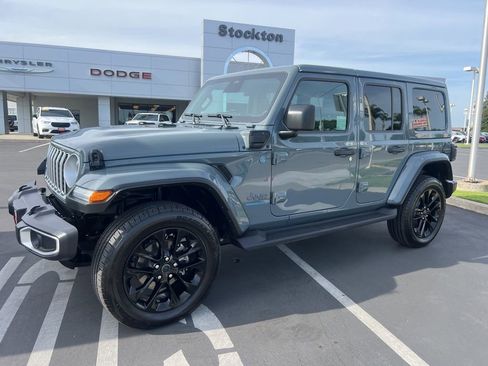 Used 2025 Jeep Wrangler Unlimited Sahara AWD/4WD image 4
