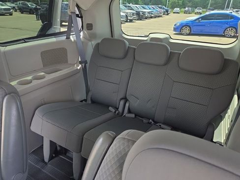 Used 2010 Chrysler Town & Country Touring w/ Entertainment Group #2 FWD image 8