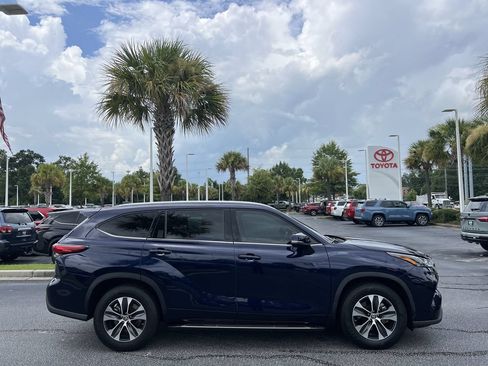 Used 2022 Toyota Highlander XLE FWD image 11