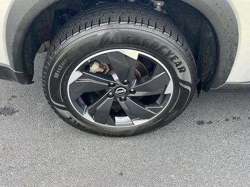 Used 2024 Nissan Rogue SV image 39