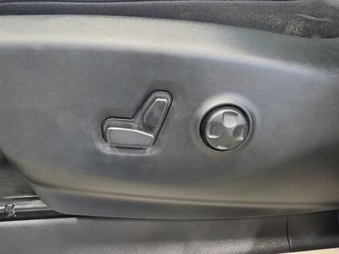 Used 2024 Chrysler Pacifica Touring-L FWD image 16
