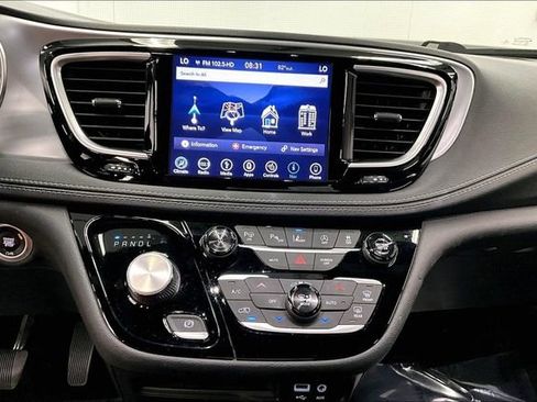 Used 2018 Chrysler Pacifica Limited w/ Advanced Safetytec Group FWD image 31