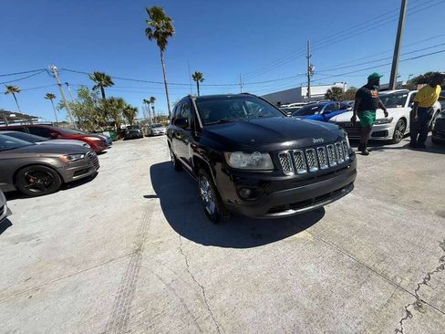 Used 2014 Jeep Compass Latitude FWD image 2
