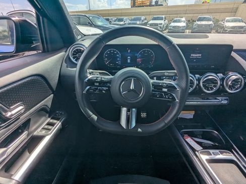 Used 2025 Mercedes-Benz GLA 250 4MATIC image 3