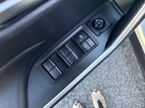 Used 2022 Toyota RAV4 SE image 13