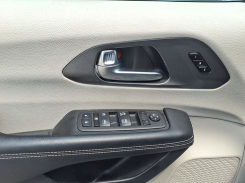Used 2023 Chrysler Pacifica Touring-L FWD image 13