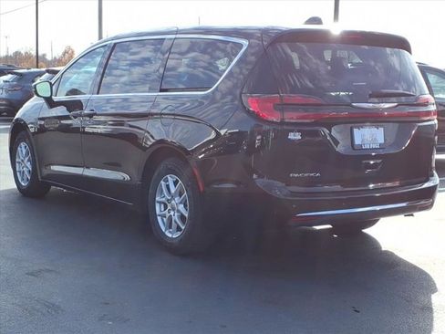 Used 2024 Chrysler Pacifica Touring-L image 5