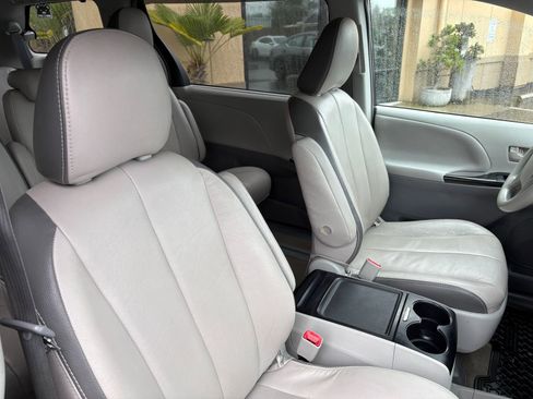 Used 2013 Toyota Sienna LE image 28