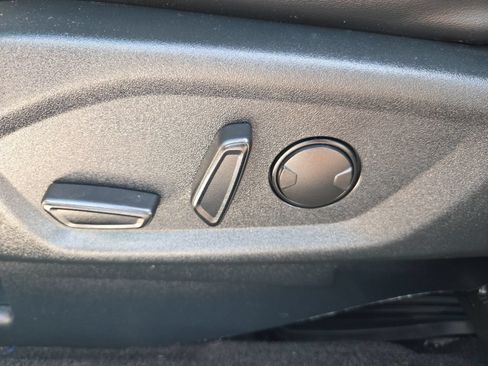 Used 2019 Ford Explorer XLT w/ Equipment Group 202A FWD image 18