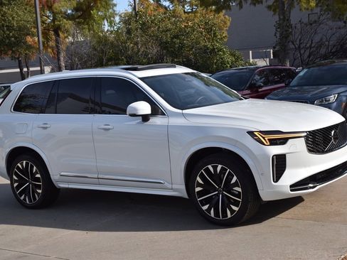 Used 2025 Volvo XC90 B6 Plus image 5