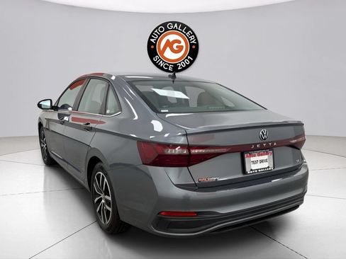Used 2025 Volkswagen Jetta SE FWD image 6