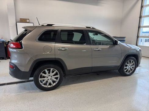 Used 2018 Jeep Cherokee Limited w/ Luxury Group AWD/4WD image 8