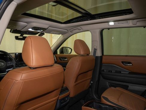 Certified 2025 Nissan Pathfinder Platinum image 11