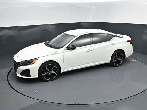 Used 2024 Nissan Altima 2.5 SR image 32