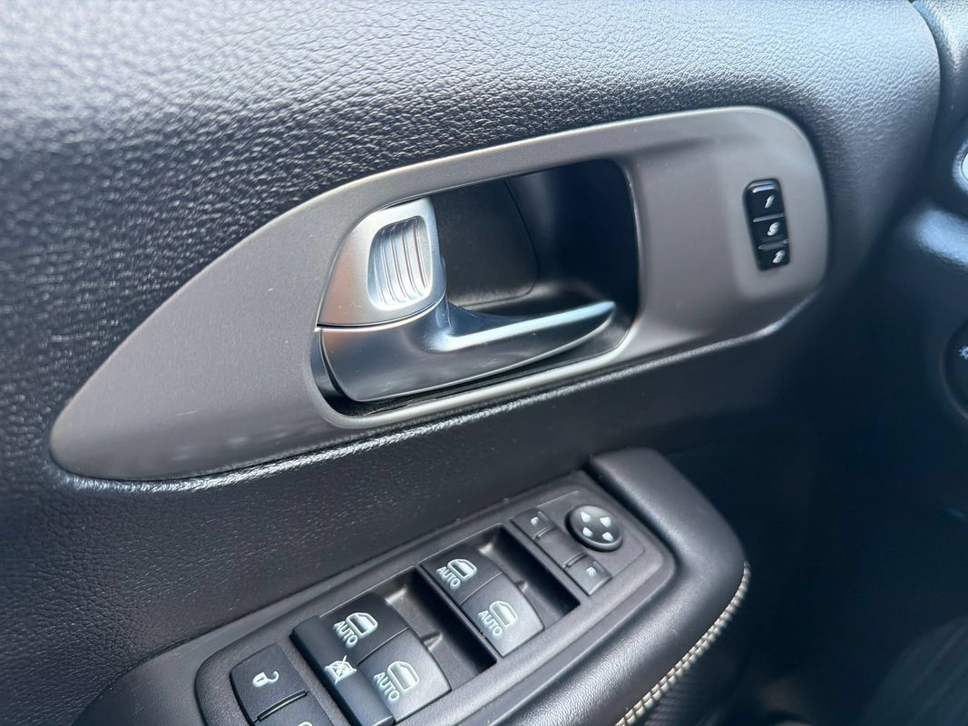 Used 2025 Chrysler Pacifica Select FWD image 20