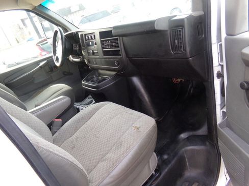 Used 2009 Chevrolet Express 3500 3500 2dr Commercial/Cutaway/Ch image 19