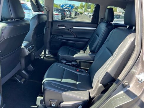 Used 2017 Toyota Highlander XLE AWD/4WD image 16