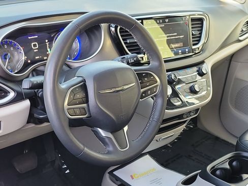 Certified 2023 Chrysler Pacifica Touring-L FWD image 5