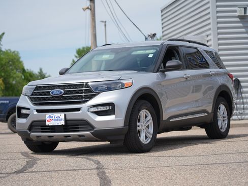 Used 2023 Ford Explorer XLT w/ Equipment Group 202A AWD/4WD image 8