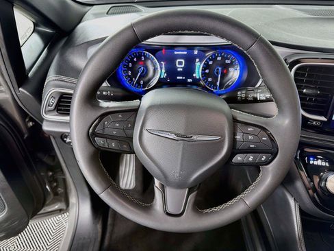 Used 2025 Chrysler Pacifica Limited FWD image 3