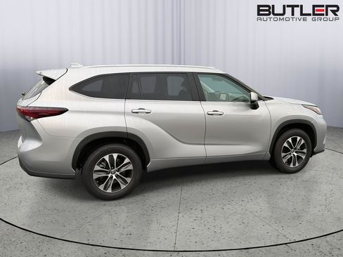Certified 2025 Toyota Highlander XLE FWD image 7