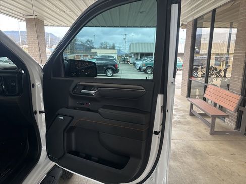 Used 2022 GMC Sierra 1500 AT4 w/ AT4 Premium Package image 18