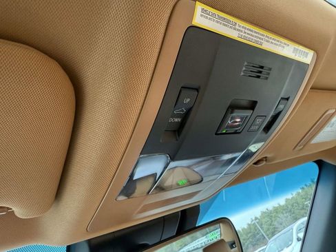 Used 2025 Lexus ES 300h w/ Premium Package image 25