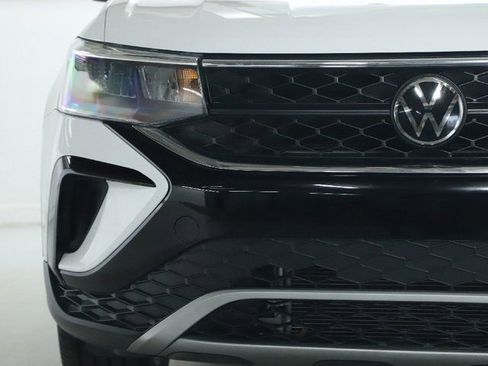 Used 2023 Volkswagen Taos SE w/ Panoramic Sunroof Package FWD image 6