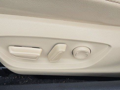 Used 2020 Toyota Camry XLE image 13