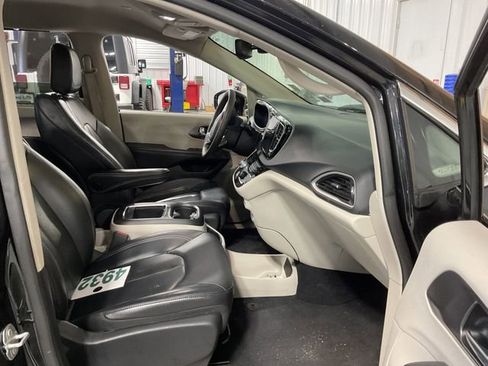 Used 2022 Chrysler Pacifica Touring-L image 14