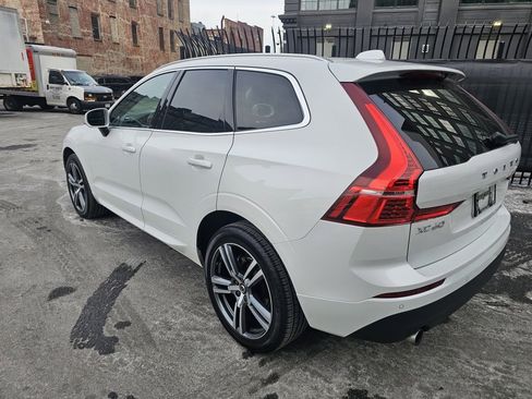 Used 2021 Volvo XC60 T5 Momentum image 2