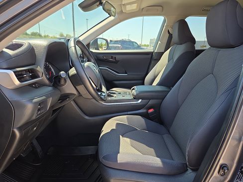 Used 2021 Toyota Highlander LE FWD image 17
