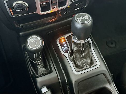 Used 2018 Jeep Wrangler Unlimited Sahara image 16