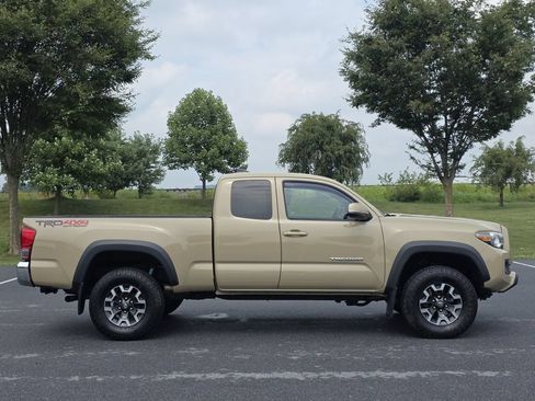 Used 2017 Toyota Tacoma TRD Off-Road w/ Tow Package AWD/4WD image 9