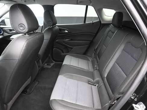 Used 2025 Chevrolet Trax LT FWD image 25