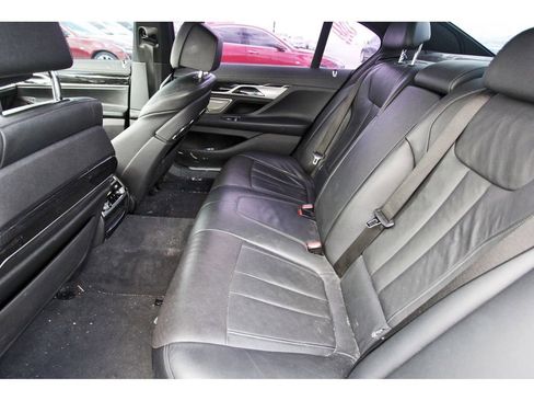 Used 2022 BMW 740i w/ M Sport Package image 7
