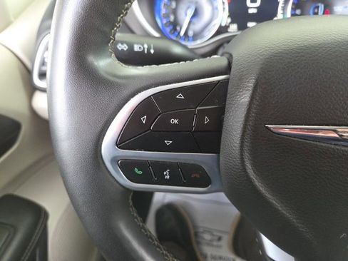 Used 2022 Chrysler Pacifica Touring-L image 49