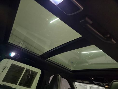 Used 2022 Land Rover Range Rover Sport SVR image 45