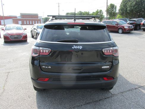 Used 2018 Jeep Compass Latitude w/ Popular Equipment Group AWD/4WD image 4