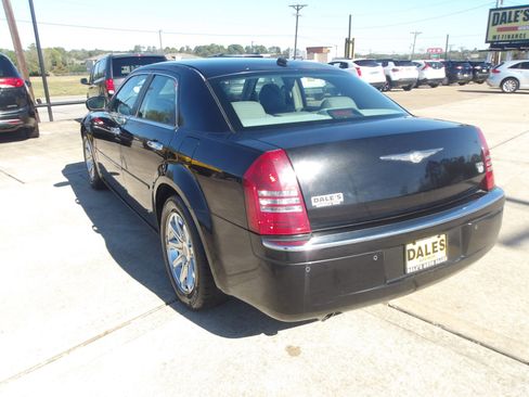 Used 2006 Chrysler 300 C w/ Protection Group II image 14