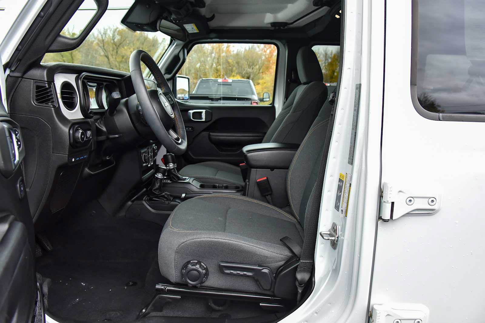 Certified 2024 Jeep Wrangler Unlimited w/ Convenience Group AWD/4WD image 14
