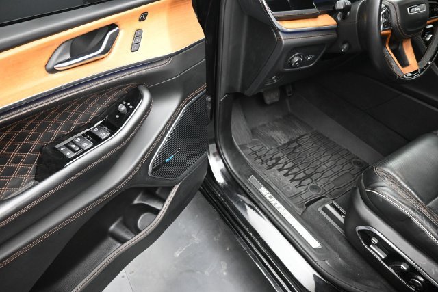 Used 2022 Jeep Grand Cherokee Summit AWD/4WD image 18