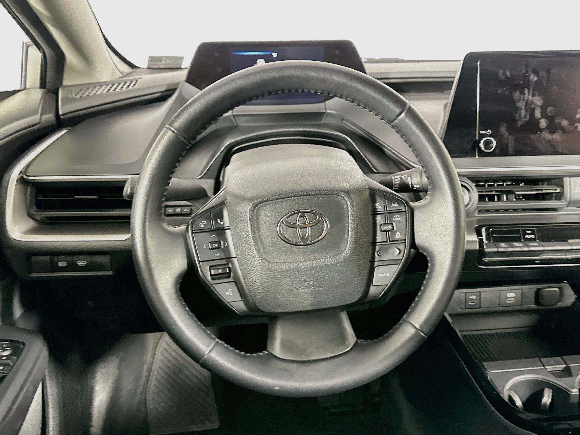 Used 2025 Toyota Prius LE FWD image 18
