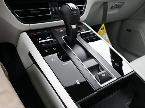 Certified 2026 Porsche Macan AWD/4WD image 9