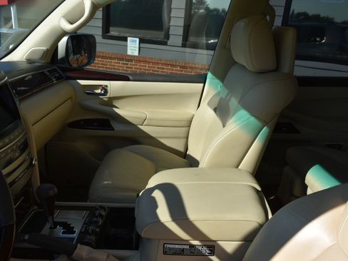 Used 2013 Lexus LX 570 4WD w/ Luxury Pkg image 16