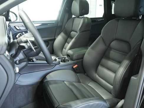 Certified 2025 Porsche Macan AWD/4WD image 5