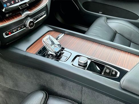 Certified 2023 Volvo XC60 B6 Ultimate w/ Climate Package image 18