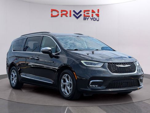Used 2023 Chrysler Pacifica Limited FWD image 7