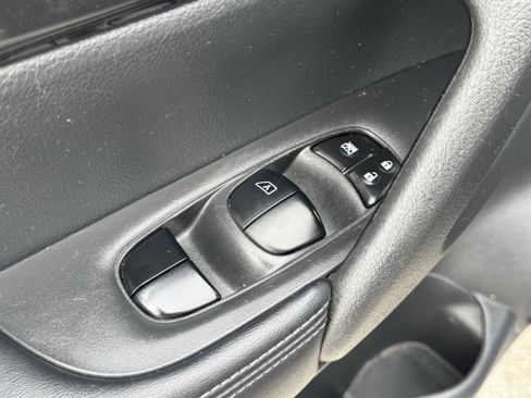 Used 2018 Nissan Rogue SV w/ Premium Package image 24