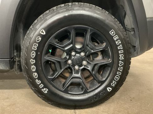 Used 2021 Jeep Cherokee Trailhawk w/ Sun & Sound Group image 33